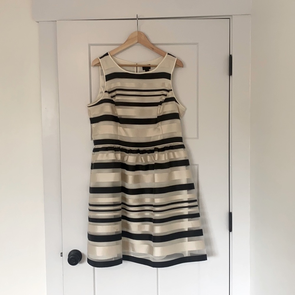 Banana Republic Dress. Perfect summer wedding guest dress.